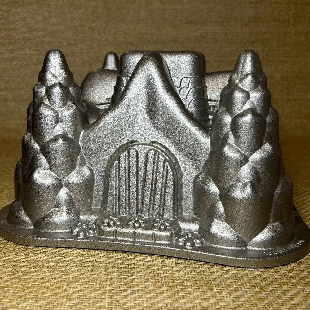 Nordic Ware Gingerbread House Bundt Pan Cottage Cake Mold Aluminum
